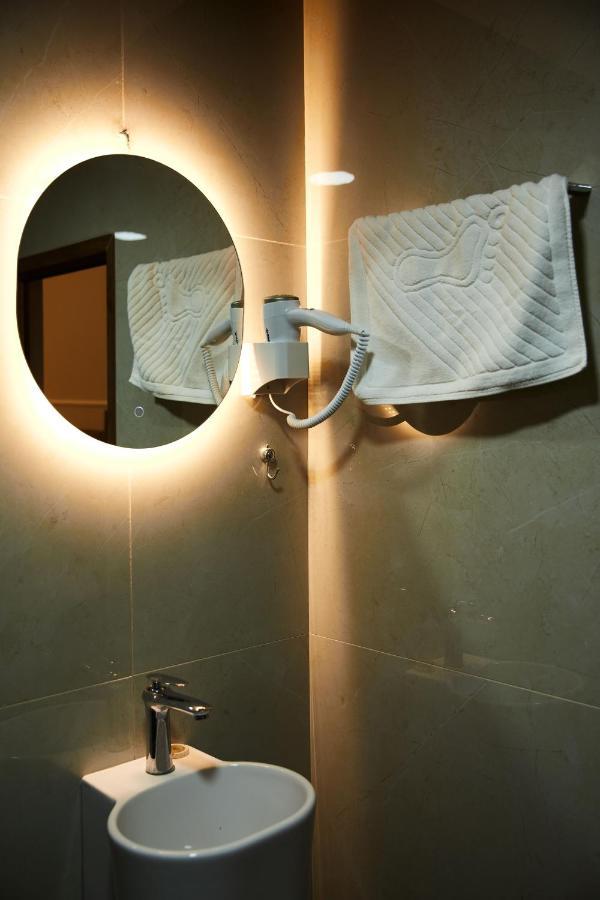 Amico Hotel พริสตีนา ภายนอก รูปภาพ